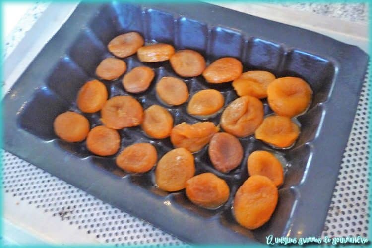 disposition des abricots secs dans le moule pour le far aux abricots