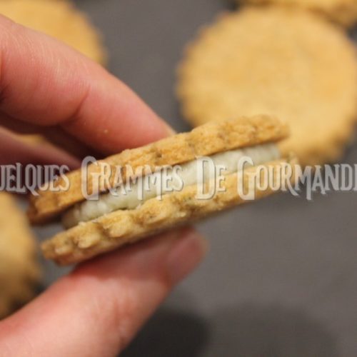 zoom sur les sablés apéritif au thym fourrés à la crème de roquefort