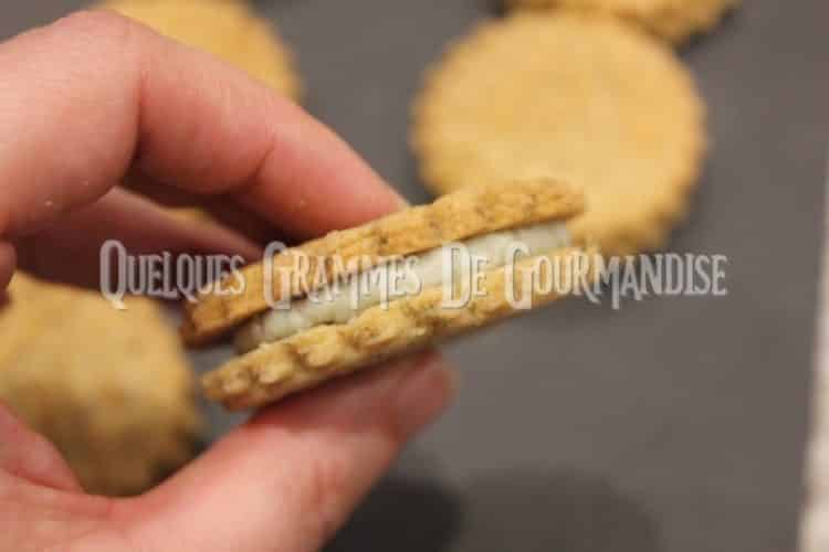 zoom sur les sablés apéritif au thym fourrés à la crème de roquefort