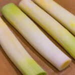 Poireaux brûlés vinaigrette à la feta