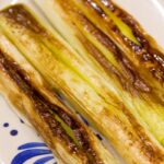 Poireaux brûlés vinaigrette à la feta