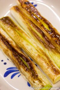 Poireaux brûlés vinaigrette à la feta