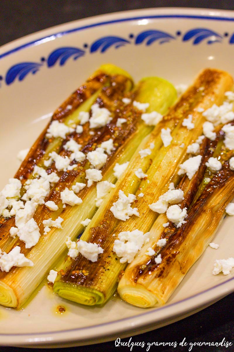 Poireaux brûlés vinaigrette à la feta