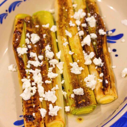 Poireaux brûlés vinaigrette à la feta