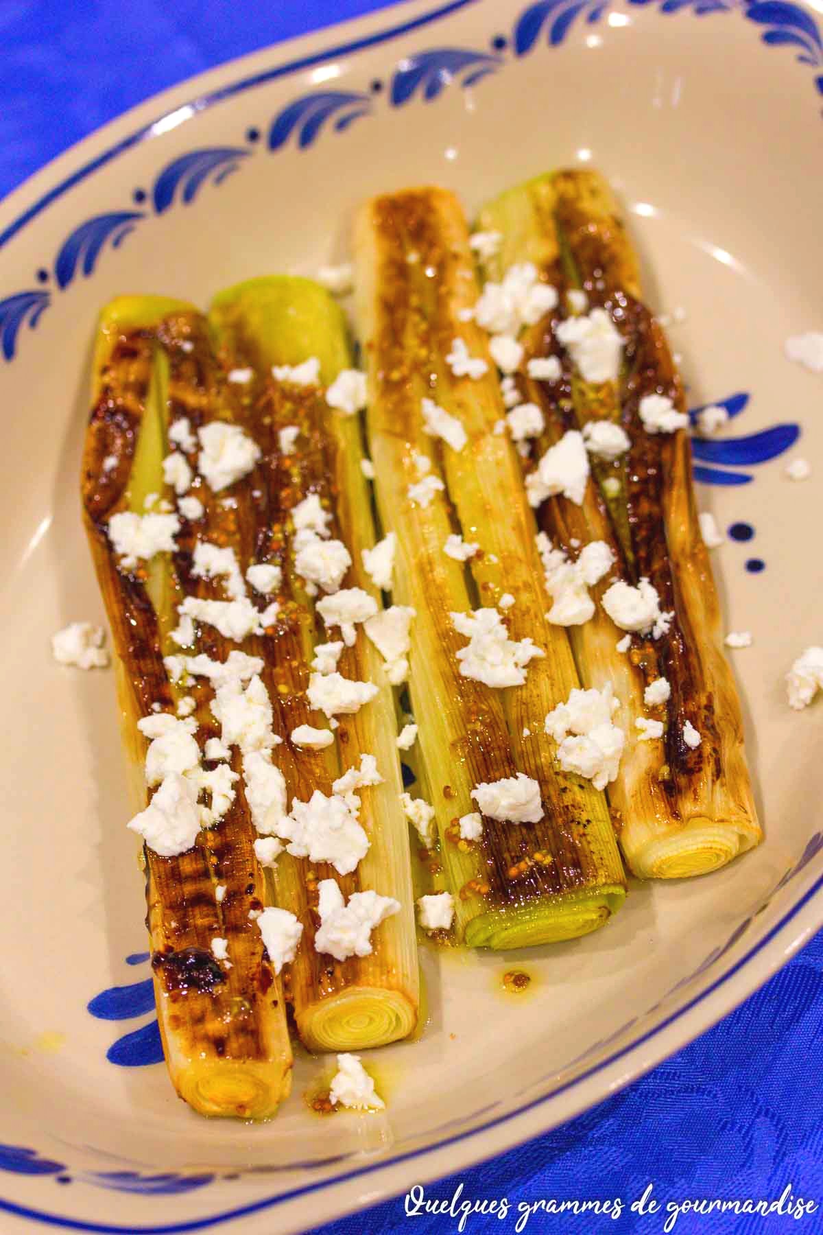 Poireaux brûlés vinaigrette à la feta
